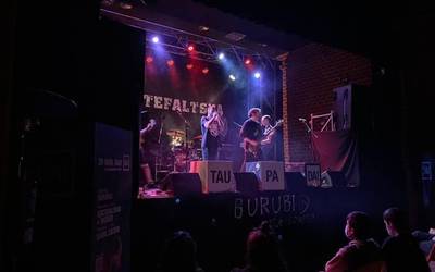 Izate Faltsua taldearen "Amorru bizia" lanaren aurkezpen kontzertua, hemen ikusgai