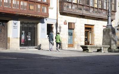Asteburuan 81 positibo zenbatu dituzte, eta Aretxabaleta eta Oñatin herri 'laranja' izatera pasa dira