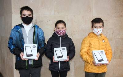 Liburu elektroniko bana eman die Mendaroko Udalak 'Nik kontatuko dizut' lehiaketan parte hartu zutenei