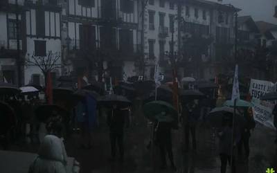 100 bat gazte bildu ziren atzo Lesakan «abenduak 6, ezer ez ospatzeko» manifestazioan
