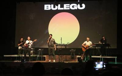 Bulego musika taldeak birritan piztu du Baztartxo 'Ilun dagoen arren' EP berriaren aurkezpenarekin
