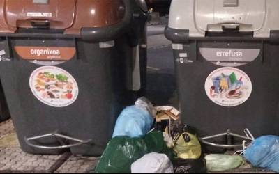 Organikoaren eta errefusaren edukiontziak irekitzeko txartela erabili behar dela gogoratu dute udalek eta UKUEk