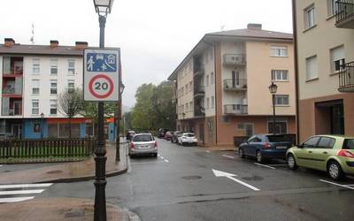Elizondoko sarrerako zubia eta Lekarozko herritik hilerrirako pasabidea egiteko proposamena bideratzea aho batez onartu dute