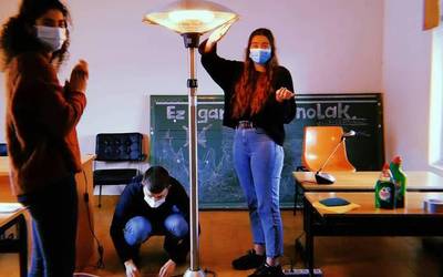 Amurrioko Gaztetxeko makinaria guztia jarri dute martxan lan egunari esker