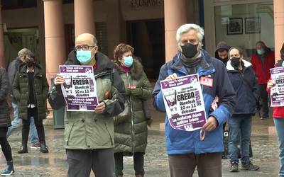 Adineko egoitzetako langileek grebara jo dute baldintza duinak aldarrikatzeko