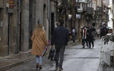 Koronabirus kasu berriek gora berriz ere: azken orduetan 734 positibo Hego Euskal Herrian