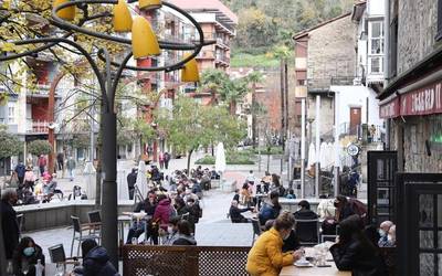 "Jangela beteta izan genuen atzo eta gaurko ere mahai bat baino ez dugu libre"