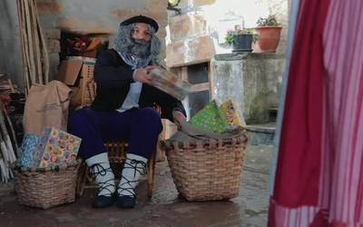 Olentzerok eta Mari Domingik iragarri dute aurten postontzi berezi bat jarriko dutela plazan eskutitzak jasotzeko