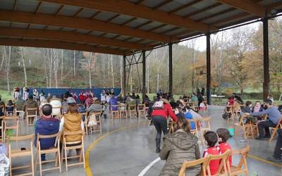 Aiararraren eskutik, jostailu andana batu dituzte "Olentzero solidarioa" ekimenean