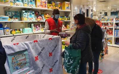 Jostailuak biltzeko kanpaina egiten ari dira Uribe Kostan