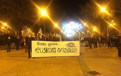 Euskararen ofizaltasunaren alde protesta egin dute ehunka lagunek Iruñean