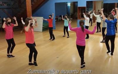 Bertso-kate solidarioan parte hartu du Zumaiako Musika eta Dantza Eskolak
