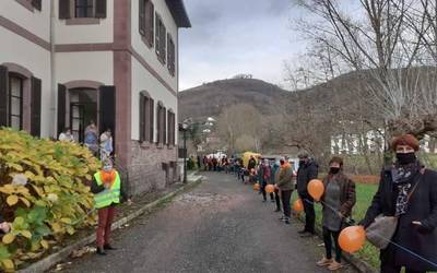 500 lagun inguru bildu ziren Elizondoko zahar etxeari babesa emateko larunbatean