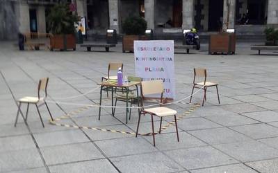 Eskoletako kontingentzia plana berrikustea eskatu dute hainbat gurasok