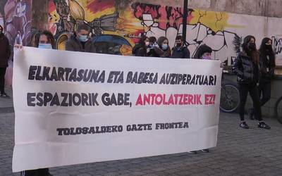 Tolosaldeko Gazte Frontea epaitegiaren aurrean elkartu  da Ezpala gaztetxeko auziperatuari babesa adierazteko