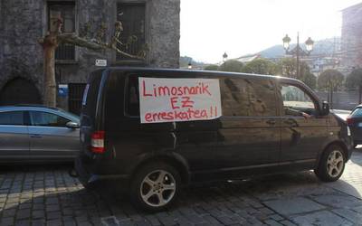 Ostalariek eta horien hornitzaileek auto karabana egin dute, sektorearentzat erreskate plana eskatzeko
