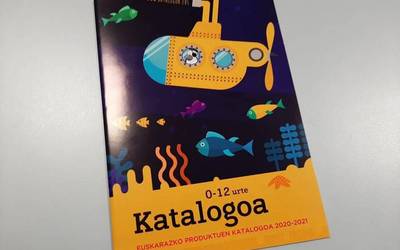 Euskarazko produktuen katalogoa banatu du Udalak ikastetxeen laguntzarekin