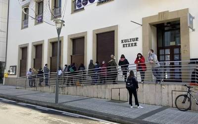 Ilara luzea sortu dute herritarrek "Losers" antzezlanerako sarrerak erosteko zain