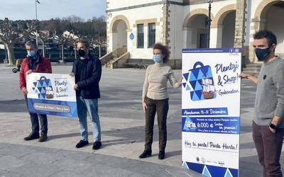 “Arraspatu eta irabazi” txartelak aurkeztu dituzte Plentziako merkatariak laguntzeko