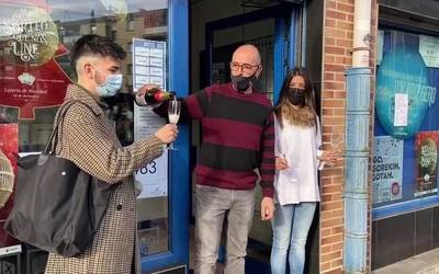 [BIDEOA] “Loteria tokatu zaidala Durangon jakin dut; atoan etorri naiz Berrizera”