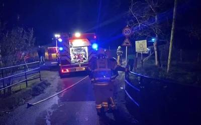 [BIDEOA] Hamar bat motor erre dira bart Abadiñon izandako sutean