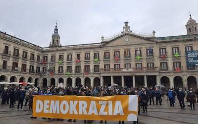 Demokrazia aldarrikatu dute Arabako plazetan