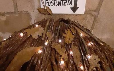 Olentzerok eta Mari Domingik eskutitzak biltzeko postontzia paratu dute Berako Herriko Etxeko arkupeetan