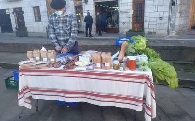 Baztan-Bidasoko artisauen azoka egin zuten igande goizean Lesakan