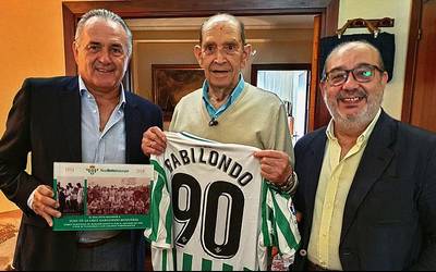 Juan Kruz Gabilondo futbolari ohia hil da
