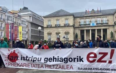Foru Aldundian elkarretaratzea egin du gehiengo sindikalak, Saratxoko lan heriotza salatzeko