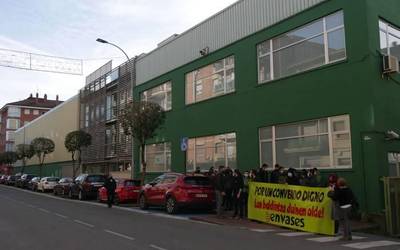 Elkarretaratzea egin dute Envases enpresan, lan hitzarmen duina eskatzeko