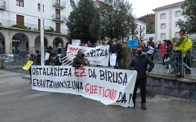 Erreskatea eskatzeko elkartu dira herriko ostalariak