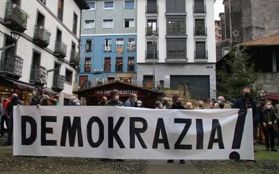 'Demokrazia', Bateragune auziaren epaiketa errepikatzearen kontra