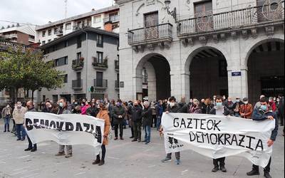 'Bateragune' auzia errepikatzearen kontra batu dira hainbat herritar Kalegoen plazan