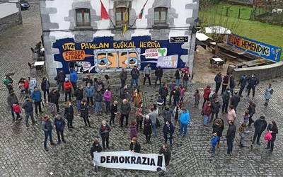 «Demokrazia» lelopean elkarretaratzeak egin zituzten larunbat goizean eskualdeko hainbat herritan