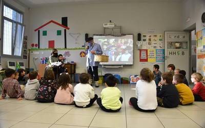 Olentzero, Mari Domingi eta Errege Magoak ilusioz hartu dituzte txikienek ikastetxeetan