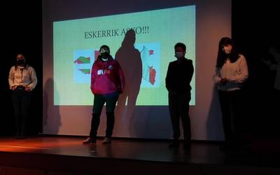 Kanpotik etorritako lau zaldibitarrek beraien bizipenak kontatu zituzten