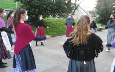 Urdaneta dantza taldeko kideek gabonak dantzan ospatu nahi izan dituzte