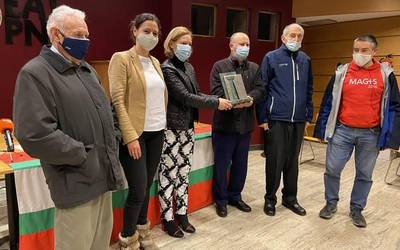Durangoko EAJk Jesuiten komunitateari eman dio aurtengo Astarloa Saria