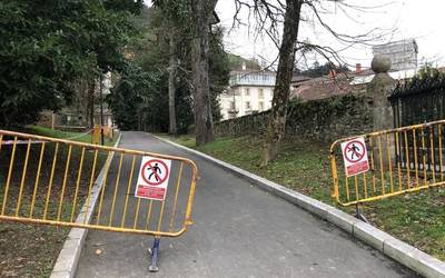 Errekalde parkeko eremu bat egokitu dute Mizpirualdeko egoiliarrek bakarrik erabiltzeko