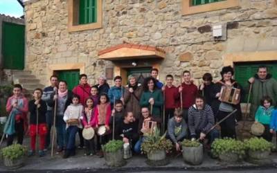 [BIDEOA] Oromiñoko auzotarrek bideo bat egin dute Abendu koplak kantatuta