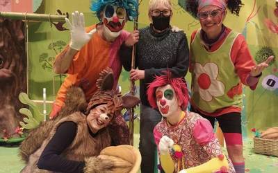 Pirritx, Porrotx eta Mari Motots pailazoek intxaur landarea opari ekarri dute herrian landatzeko