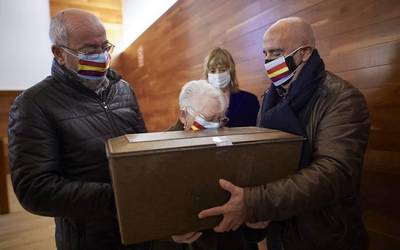 Aitaren gorpuzkiak jaso ditu Concha alabak