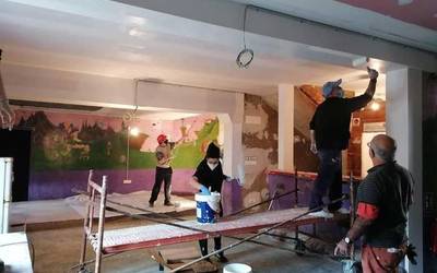 Tifanitxo eraikineko gelak margotu zituzten asteburuan auzolanean