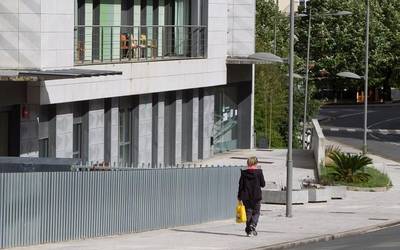 Sei positibo berri eta heriotza bat, bailarako egoitzetan