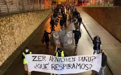 [BIDEOA] Instituzioek airearen kalitateaz duten “inmobilismoa” salatu dute ehunka lagunek