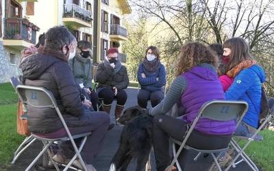 Solasaldia eta tailerra antolatu zuen Herri Bizi Gune elkarteak "Haurren basoa" izenpean