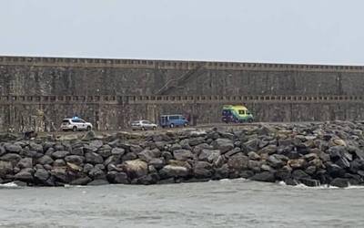 Olatuak Zarauzko arraunlari bat bota du kanpoko barran