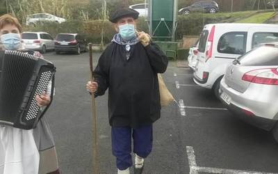 Olentzerori ongietorria emateko jaialdi ederra egin dute Lesakako Irain eskolan