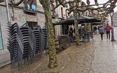 Azkoitia eremu gorritik laranjara igaro da, ostalaritza irekitzea ahalbidetuz